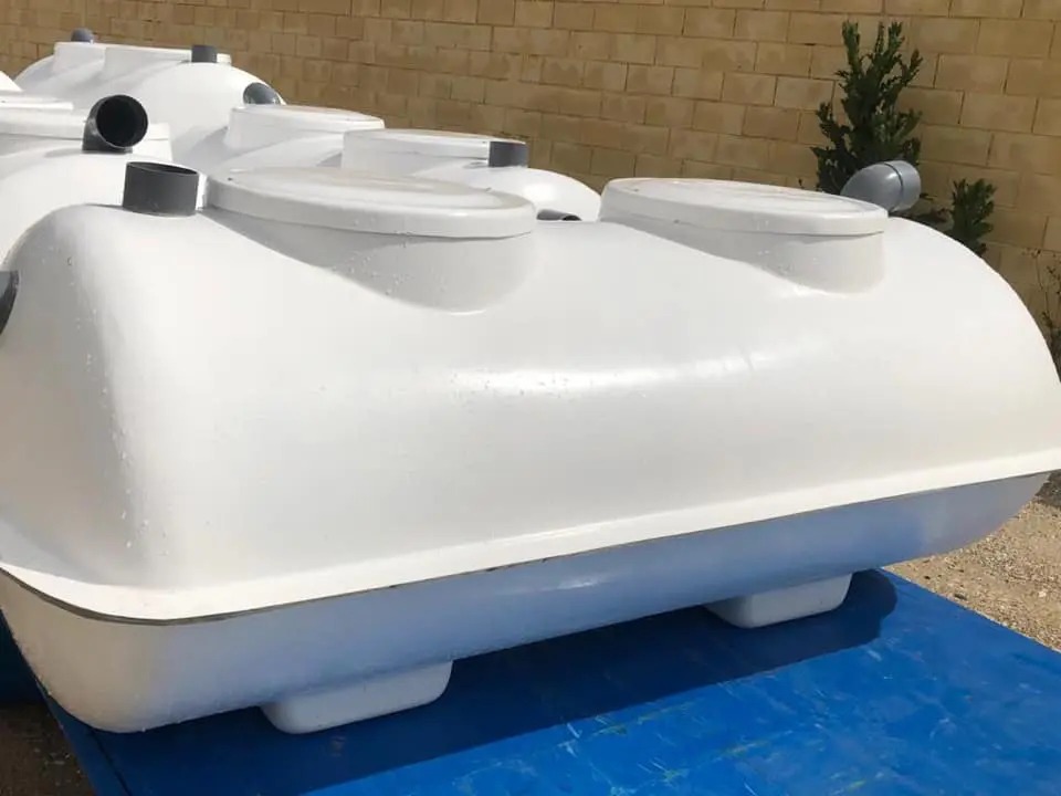 INYECTEC 130700200 FOSA SEPTICA 1500Lts (hasta 7 personas) Ancho 1,050 x Largo 2,200 x Alto 1,000 Tuberia 125m